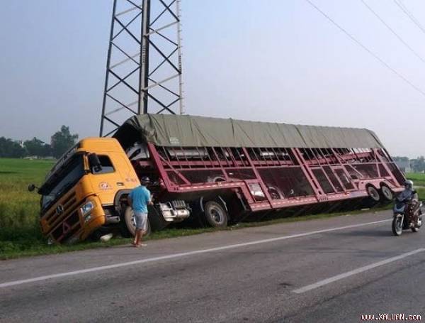 Hiện trường chiếc xe đầu kéo gặp nạn ở Thanh Hóa khi đang chở 6 xế hộp