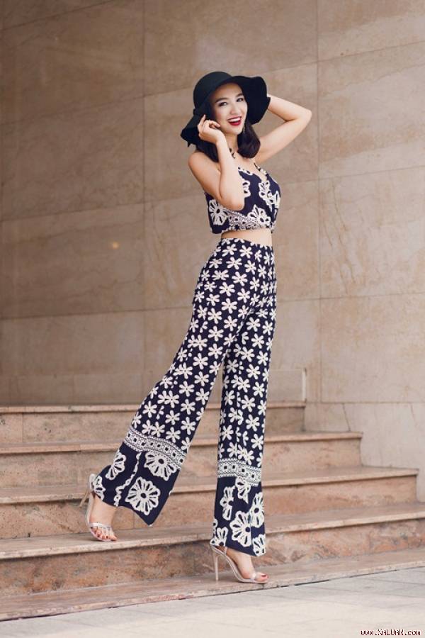 Ngọc Diễm chọn phong cách trẻ trung với các xu hướng được ưa chuộng như crop top và quần ống rộng.