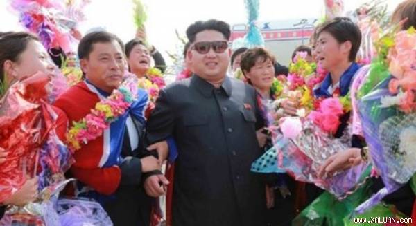 Ông Kim Jong Un bất ngờ xuất hiện cùng cặp kính mát mới
