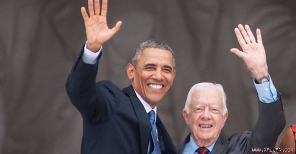 Tổng thống Mỹ Obama (trái) chụp ảnh với người tiền nhiệm cựu Jimmy Carter
