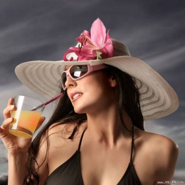  Cô ấy thích tiệc tùng.