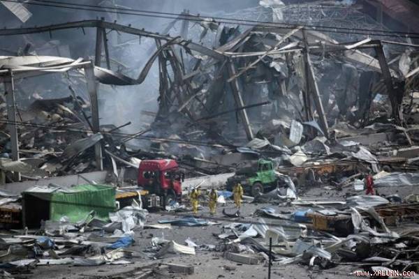 Lính cứu hỏa dập lửa tại hiện trường.... Ảnh: Reuters