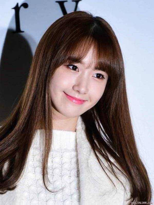 Tóc mái rẽ ngôi giúp nàng thêm phần ấn tượng hơn nhưng lại không quá phá cách và vẫn che được phần trán cao.