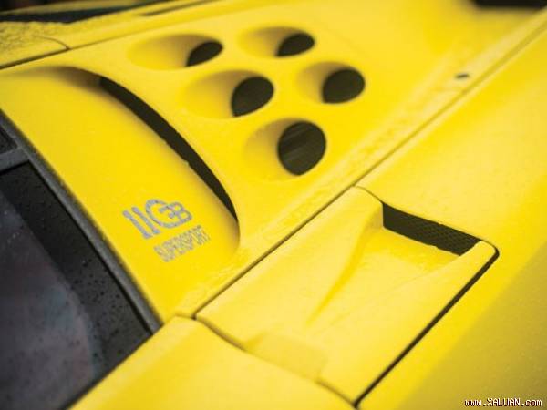 EB110 là tiền bối của “ông hoàng tốc độ“ Bugatti Veyron, nó là dòng siêu xe hàng đầu và duy nhất của Bugatti trong khoảng thời gian từ năm 1991 tới 1995.