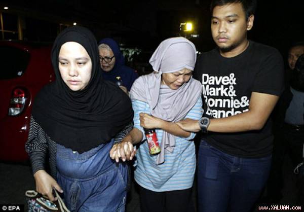 Mẹ của một tiếp viên hàng không trên chuyến bay TGN267 khóc khi tới trụ sở hãng Trigana Air ở Thủ đô Jakarta, Indonesia tối 16/8.