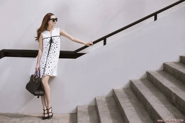 Khánh My khoe dáng với hai gam màu đen trắng.