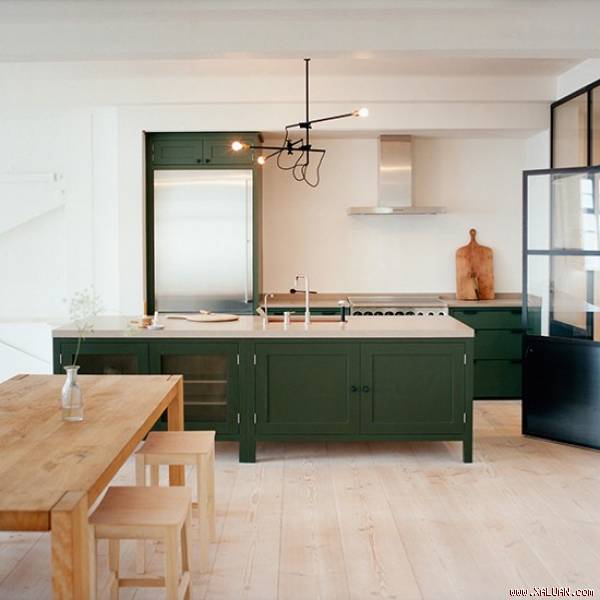 Nếu như bạn muốn mang chút cá tính mạnh mẽ thì xanh lá đậm là một ứng cử không tồi chút nào.