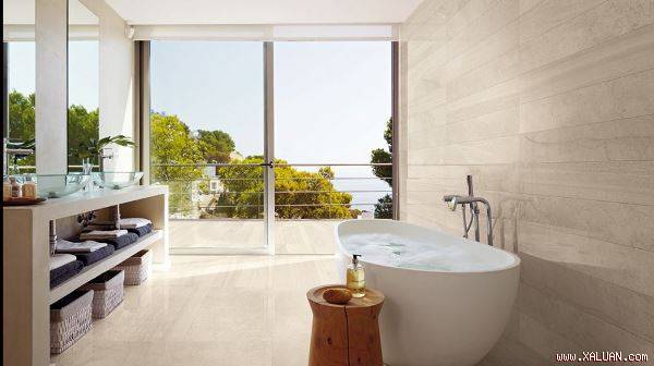  Phòng tắm này rất đơn giản và không quá phô trương. Bên ngoài phòng tắm là khu vực ban công để bạn có thể đứng nghỉ ngơi thư giãn trước khi bước vào bồn tắm.