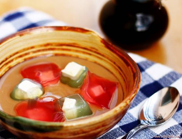 Thạch rau câu nhân phô mai là món tráng miệng được nhiều người yêu thích