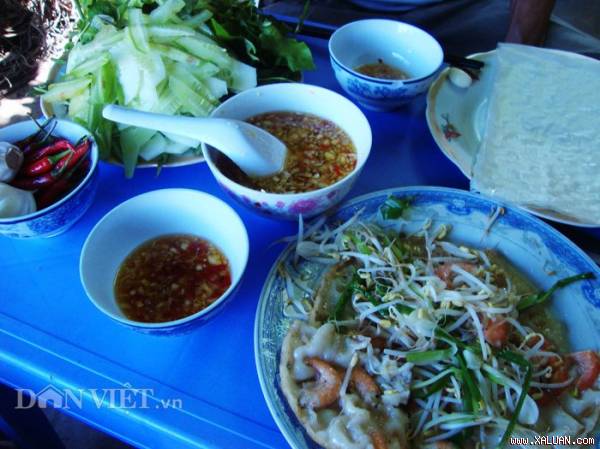 Món bánh xèo “tôm nhảy“ phải được ăn kèm với bánh tráng và rau sống mới đúng hương vị.