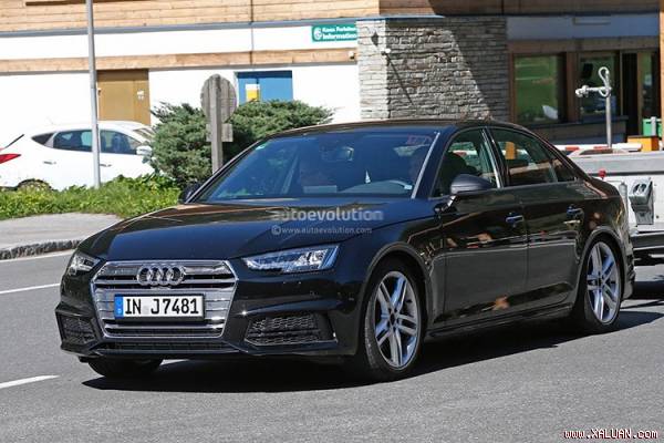 Audi S4 2017 bất ngờ xuất hiện, với việc không được che chắn một chút nào nó giúp người hâm mộ có thể chiêm những những đường nét thiết kế rất sắc sảo.