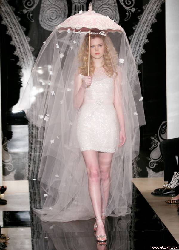 Kiểu váy cưới này thể hiện sự khéo léo, đột phá trong cách dựng phom, làm nên kiểu dáng độc đáo vô cùng ấn tượng. Chắc chắn đây sẽ là gợi ý tuyệt vời cho cô dâu mùa thu.