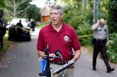 Cảnh sát trưởng lâm thời Mike Siitari thông báo với báo chí về cái chết của 5 người cùng một gia đình ở gần Minneapolis. (Hình: AP/Jim Mone)