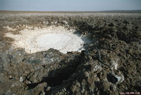 Dasht-e Kavir nằm giữa cao nguyên Iran, cách Teheran khoảng 300km về phía đông đông nam. Sa mạc dài khoảng 800km, rộng 320km và được bao phủ bởi bùn và đầm lầy muối.