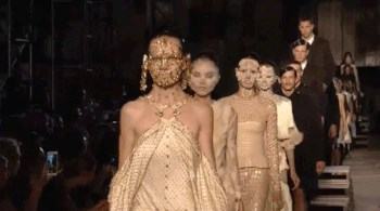 Thiên thần nội y ‘vồ ếch’ trên sàn catwalk ở tuần lễ thời trang