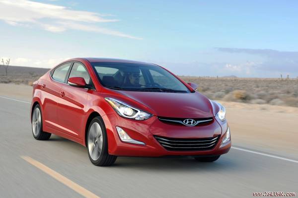 Phần đầu xe Hyundai Elantra 2015 là lưới tản nhiệt lớn hơn, đèn sương mù thiết kế lại