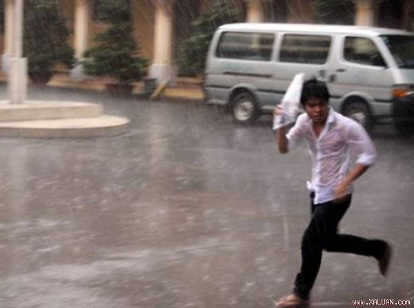 Kinh nghiệm xử lí đồ trắng sau khi đi mưa bạn nên thuộc nằm lòng