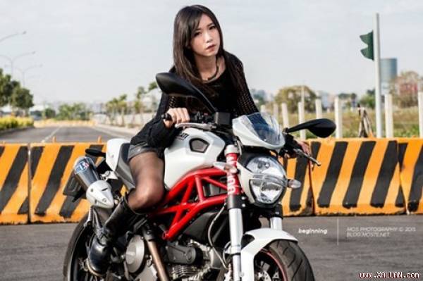 Ducati Monster 796 2014 không có nhiều thay đổi so với Moster 795 ngoài một số chi tiết nâng cấp về mâm xe và gắp.