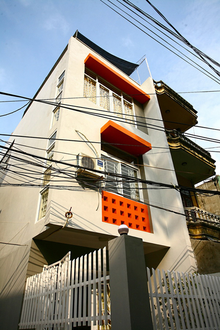 Đổ đất trên mái nhà trồng rau