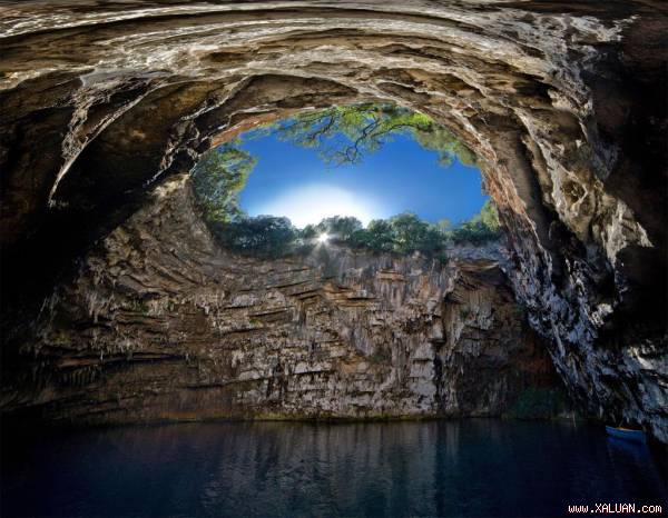 1. Hồ Melissani Cave (Hy Lạp)