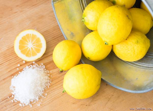 Chanh và muối là hai nguyên liệu vô cùng dễ kiếm mà lại hiệu quả trong trị mụn đầu đen.