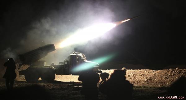 Quân đội Syria khai hỏa pháo phản lực về phía mục tiêu IS (Ảnh: AP/Alexander Kots/Komsomolskaya Pravda)