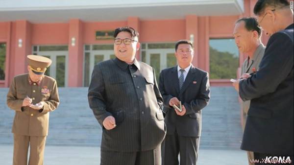 Ông Kim Jong Un phì phèo thuốc lá khi đang chống hút thuốc
