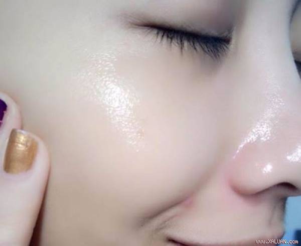 Trộn nước vo gạo với sữa đậu nành rồi thoa lên mặt, bạ