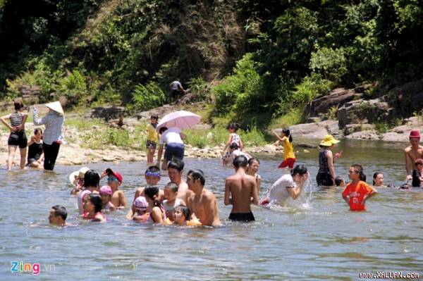    Bãi tắm Rào Àn cách TP Hà Tĩnh hơn 100 km về phía Tây. Những dịp cuối tuần, nơi đây thu hút hàng trăm du khách trong và ngoài tỉnh về tắm mát, tránh cái nắng nóng khắc nghiệt của dải đất miền