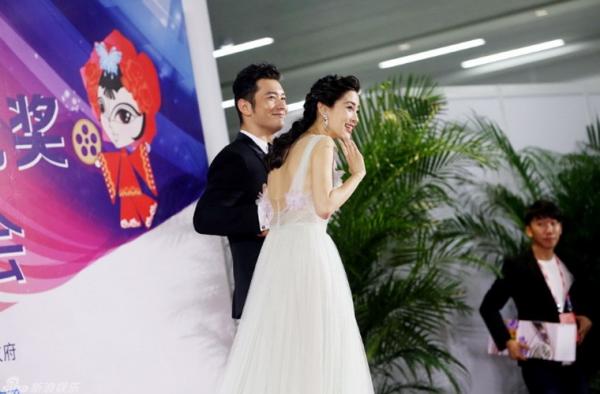 Huỳnh Hiểu Minh dìu Angelababy từng bước - Hình 6