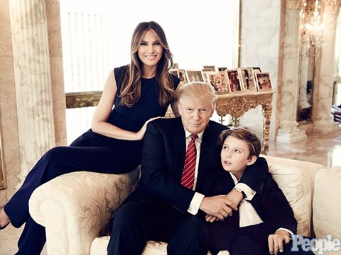 Ông Donald Trump chụp ảnh cùng vợ Melania và con trai út Barron