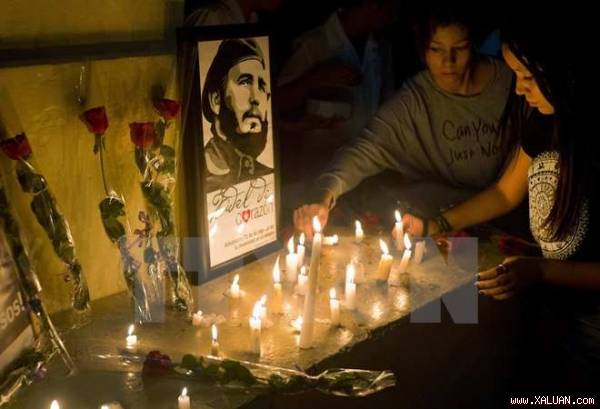 Người dân Cuba thắp nến tưởng niệm Lãnh tụ Fidel Castro tại La Habana ngày 26/11. (Nguồn: AP/TTXVN)