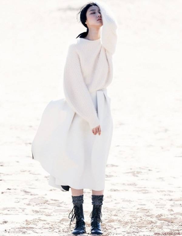  Áo len chui cổ kèm chân váy xếp ly, bốt biker là một trong những cách phối phổ biến và luôn đạt được hiệu quả thẩm mỹ. Cách mặc này thích hợp cho những cô gái vừa phóng khoáng, vừa nữ tính.