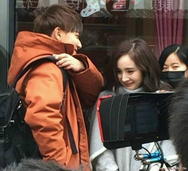  Dương Mịch và Hoàng Tử Thao trên phim trường. Nữ diễn viên khá ngượng ngùng khi diễn cặp với đàn em. Ảnh: Sina.