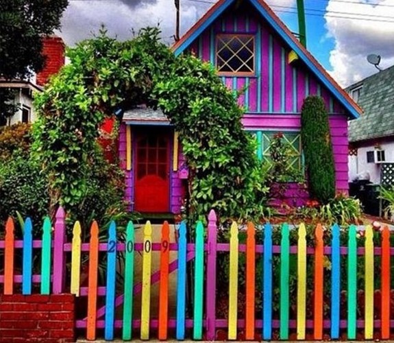 Tròn mắt những ngôi nhà màu sắc kỳ lạ nhất thế giới - Hình 10