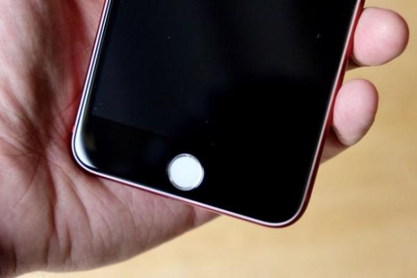 iPhone 7 màu đỏ bị chê mặt trước ’vô duyên’