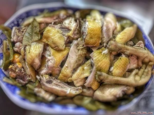 Gà hấp muối là món ăn rất thơm ngon.