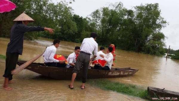 Gia đình chàng trai đã thuê thuyền đến nhà cô gái. (Ảnh facebook)