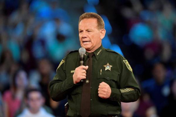 Cảnh sát trưởng hạt Broward Scott Israel. Ảnh: Reuters