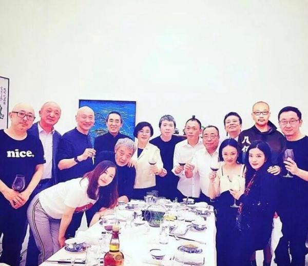 Gần 10 năm bất hòa, Triệu Vy và Châu Tấn ôm vai bá cổ khi gặp nhau hình ảnh 2