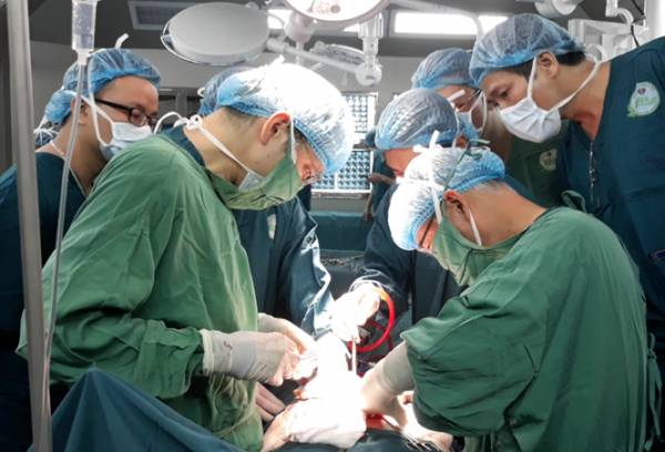GS.BS Nhật Bản Masatoshi Makuuchi thực hiện phẫu thuật tại Bệnh viện Ung bướu Đà Nẵng ngày 23.7
