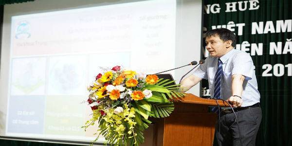 GS.TS Phạm Như Hiệp- Giám đốc Bệnh viện Trung ương Huế phát biểu tại buổi lễ.